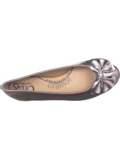 CIRCUS BY SAM EDELMAN Womens Silver Logo Comfort Bow Accent Cushioned Carmen Round Toe Slip On Flats 5 M