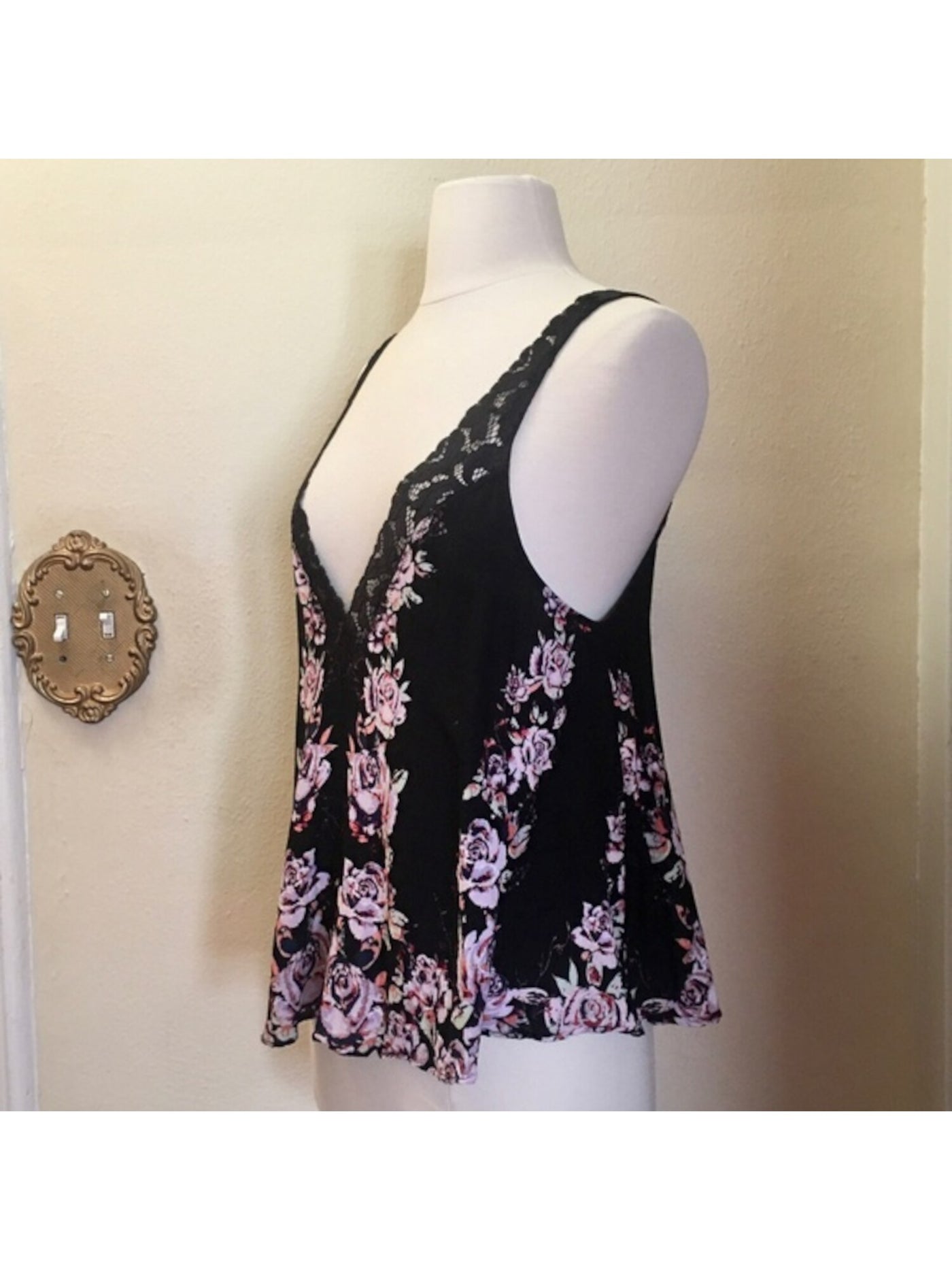 FREE PEOPLE Womens Black Floral Sleeveless V Neck Tank Intimates Top Size: S