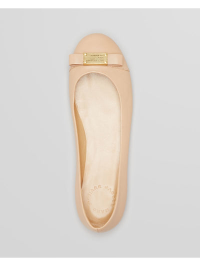 MARC JACOBS Womens Nude Beige Engraved Gold-Toned Hardware Padded Bow Accent Round Toe Slip On Leather Ballet Flats