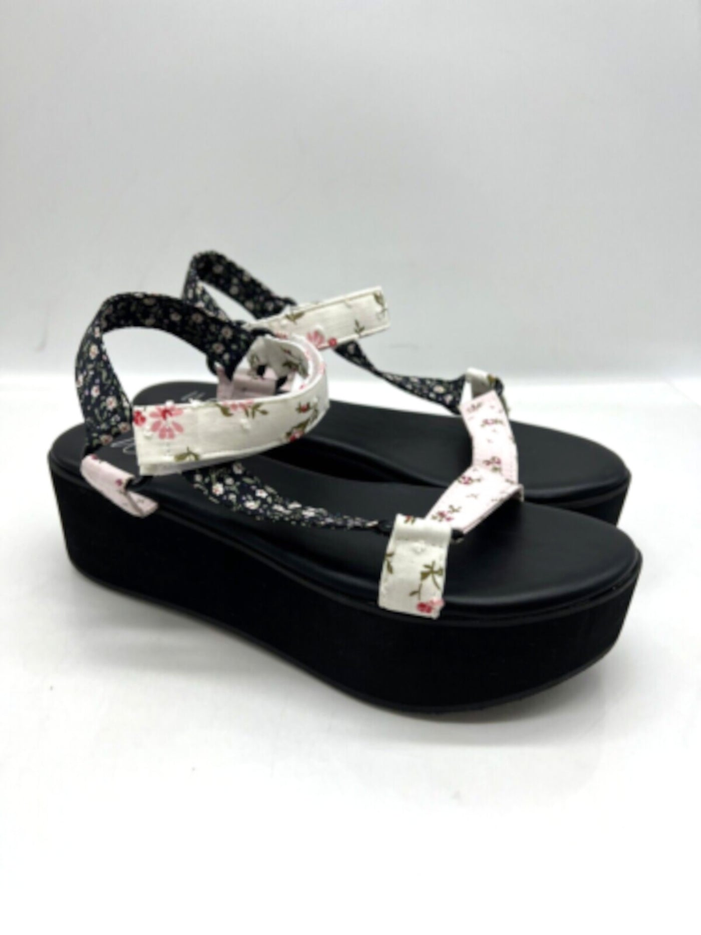 WILD PAIR Womens Black Floral Cushioned Flatform Ring Hardware Adjustable Strap Strappy Sawwyer Round Toe Heeled Sandal 5.5 M