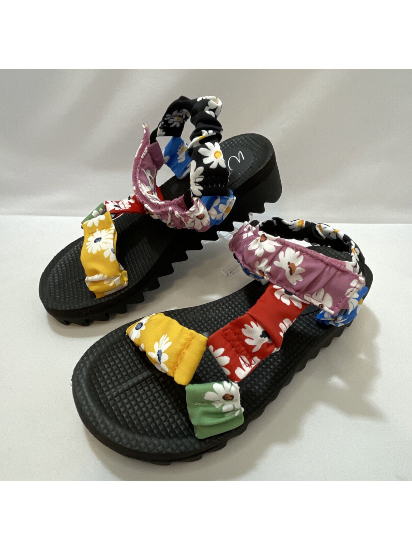 WILD PAIR Womens Black Daisy Multi 1/2" Platform Ruched Strappy Kendie Round Toe Wedge Sandals 7 M