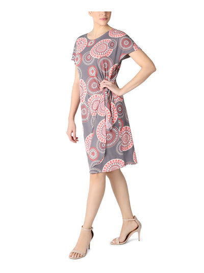 SIGNATURE BY ROBBIE BEE Womens Gray Cut Out Tie Side Wrap Style Skirt Printed Short Sleeve Round Neck Knee Length Wear To Work Sheath Dress Petites PL